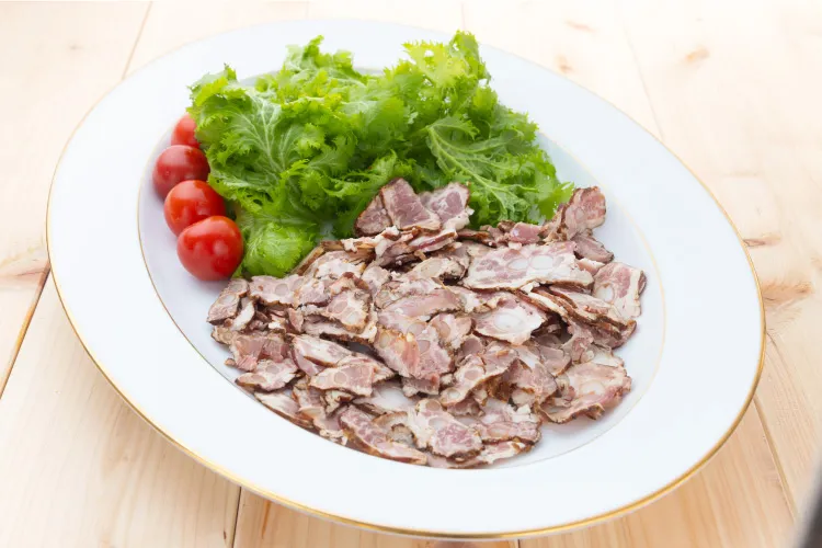 バラ軟骨スモーク　盛り付け例