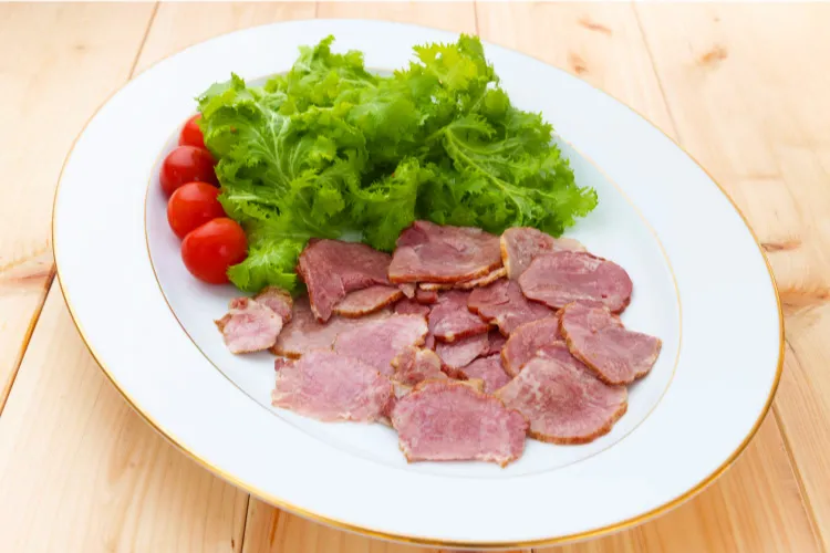 スモーク豚タン　盛り付け例